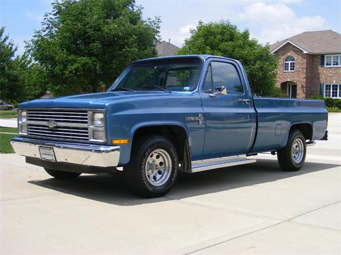 1984 Chevy C10 Two Tone – MotoGuruMag