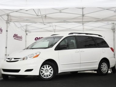 2014 Toyota Sienna Le - MotoGuruMag